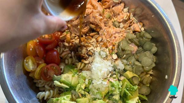 Recette de salade de pâtes au saumon et à l'avocat : fraîche, satisfaisante et riche en graisses saines - Étape 8