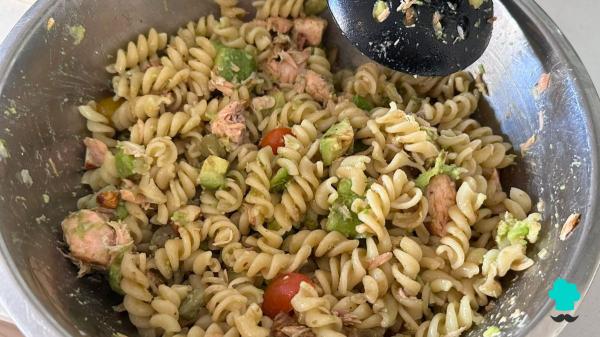 Recette de salade de pâtes au saumon et à l'avocat : fraîche, satisfaisante et riche en graisses saines - Étape 9