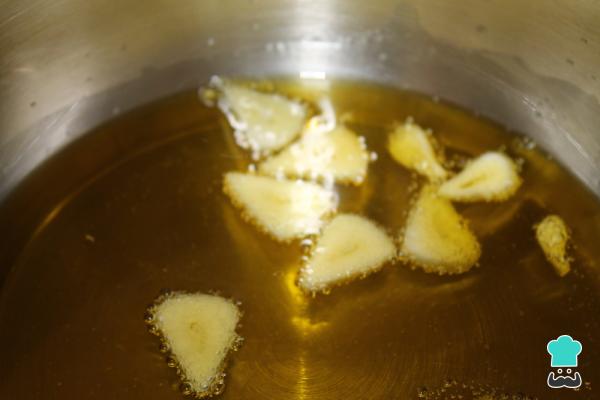 Recette pil-pil de cabillaud avec passoire - Étape 2