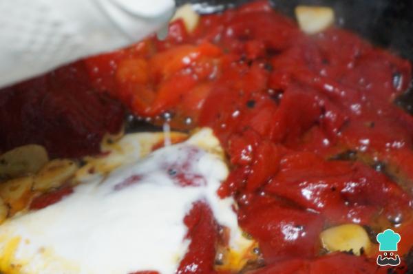 Recette de Merlu à la sauce piquillo - Étape 3