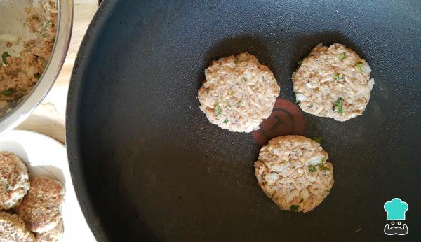 Recette de Crêpes de Thon à la Sauce Verte - Étape 4