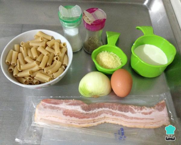 Recette de Macaroni carbonara à l'oignon - Étape 1