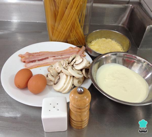 Recette des Spaghetti carbonara aux champignons - Étape 1