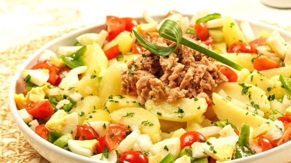 Alberto Chicote, chef : « La salade campagnarde s'améliore avec cette vinaigrette de vinaigre, ail, sel, paprika doux et huile dans cet ordre » - Les ingrédients de la version Chicote : légumes abondants et thon à la fin