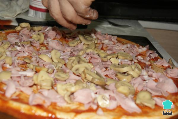 Recette de pizza au jambon, au fromage et aux champignons - Étape 3