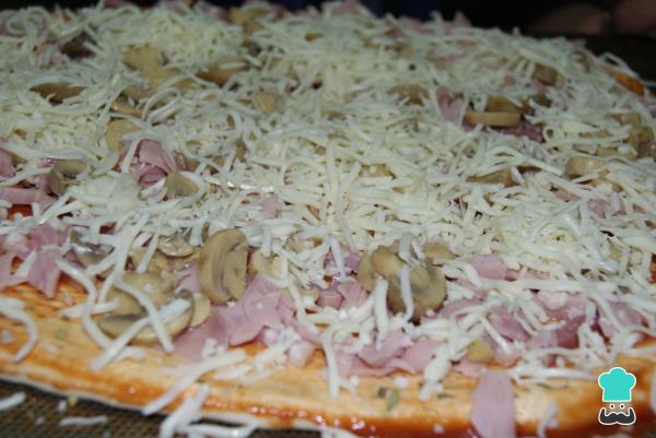 Recette de pizza au jambon, au fromage et aux champignons - Étape 4