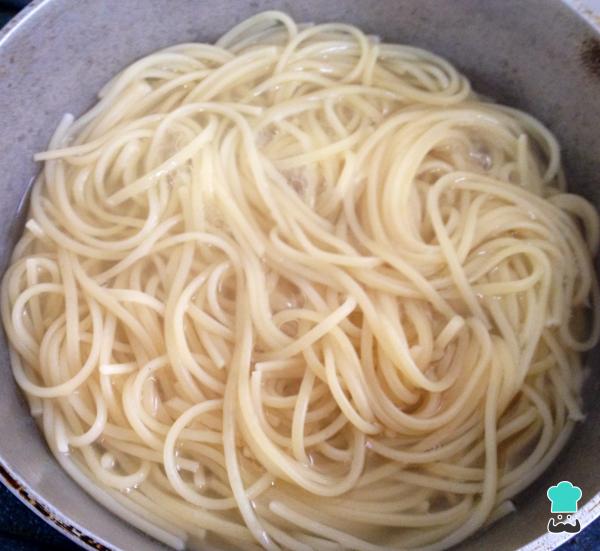 Recette des Spaghetti carbonara à la crème - Étape 2
