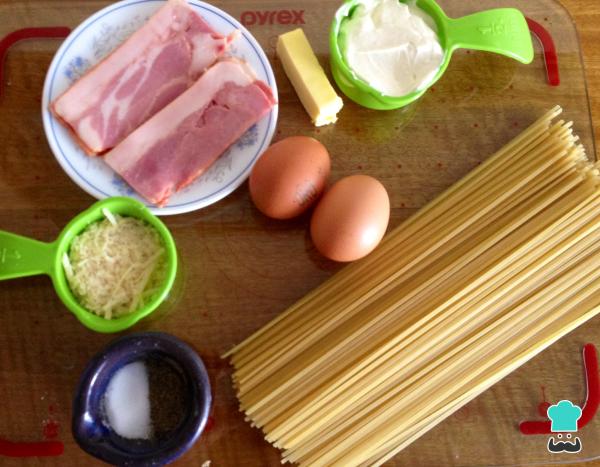 Recette des Spaghetti carbonara à la crème - Étape 1