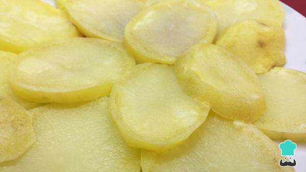 Recette de Cabillaud au Four avec Pommes de Terre : la recette facile et juteuse parfaite pour Pâques - Étape 2
