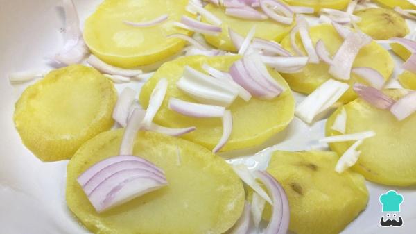 Recette de Cabillaud au Four avec Pommes de Terre : la recette facile et juteuse parfaite pour Pâques - Étape 3