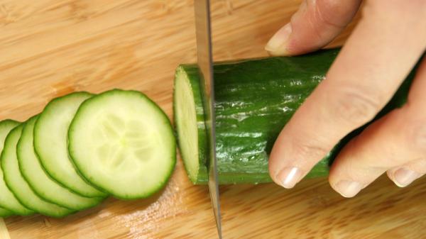 Dani García, chef : « Avec seulement 5 ingrédients, je prépare la salade de concombre la plus fraîche et la plus délicieuse de l'été » - Une recette qui change la façon dont vous voyez le concombre