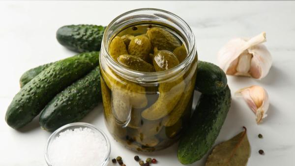Les chefs espagnols sont d'accord : « L'ingrédient qui améliore les salades n'est pas l'huile ou le vinaigre, mais de bons cornichons » - Pourquoi les cornichons fonctionnent si bien dans une salade
