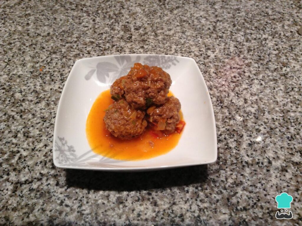 Recette de boulettes de viande à la sauce napolitaine.