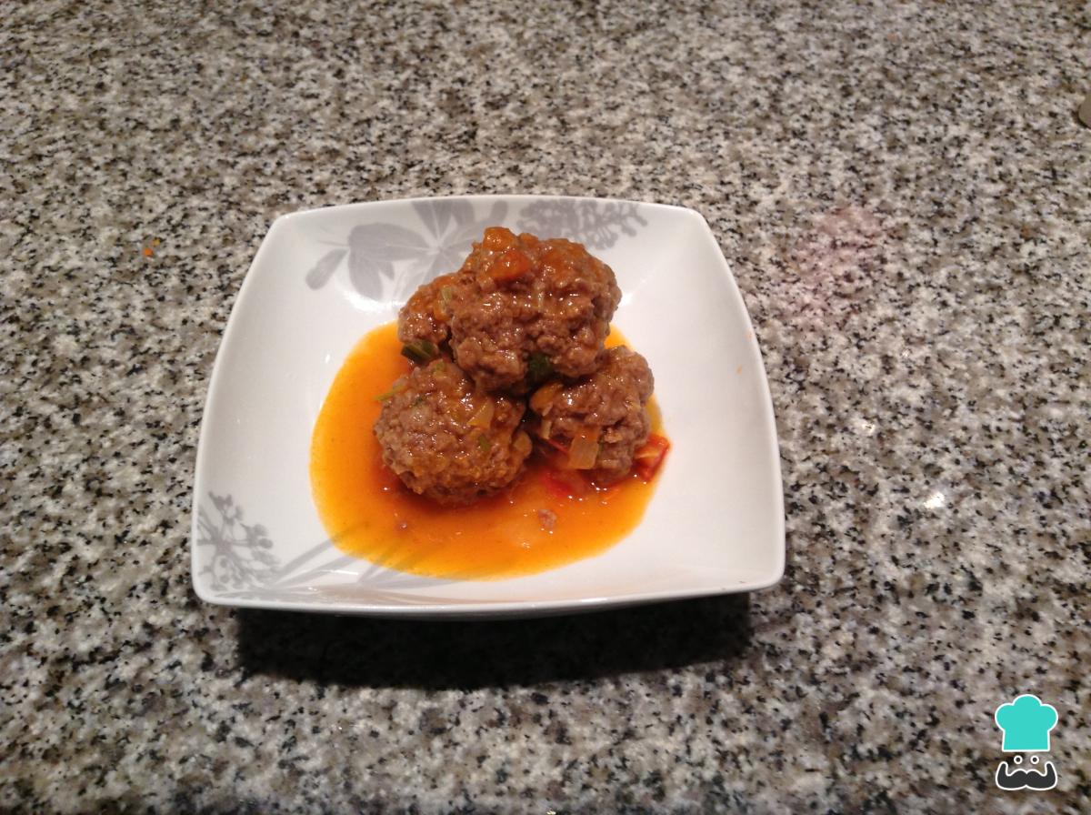 Recette de boulettes de viande à la sauce napolitaine.