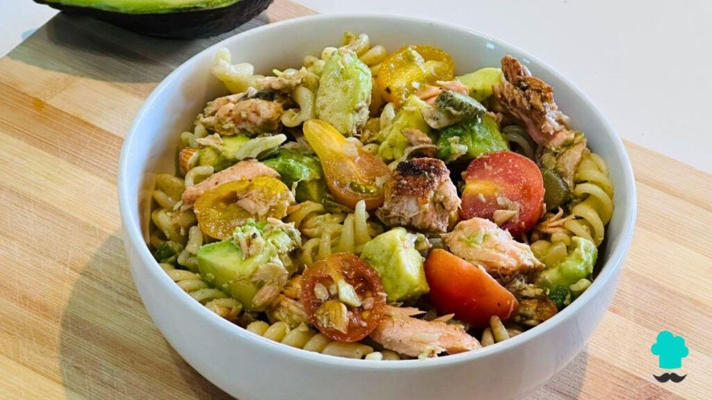 Recette de salade de pâtes au saumon et à l'avocat : fraîche, satisfaisante et riche en graisses saines