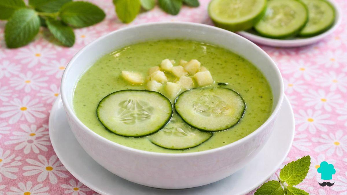 Recette de soupe froide au concombre et aux pommes : le plat d'été le plus frais et le plus léger