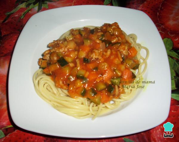 Recette de spaghettis à la sauce à la viande, carottes et courgettes