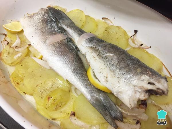 Recette de bar entier cuit au four avec pommes de terre - Étape 4