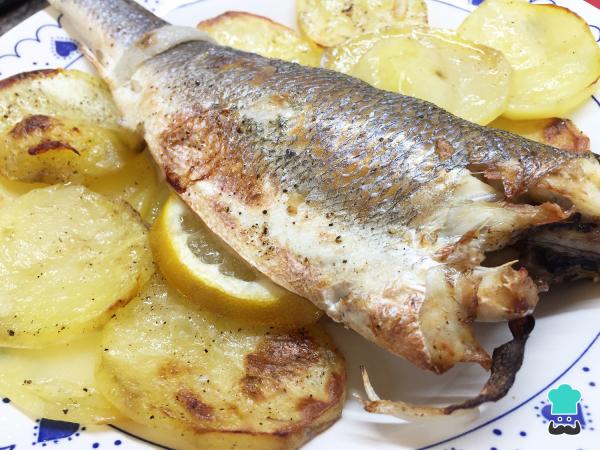 Recette de bar entier cuit au four avec pommes de terre - Étape 6