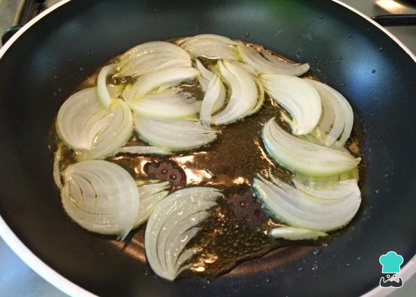 Recette de Poisson aux oignons et poivrons - Étape 1