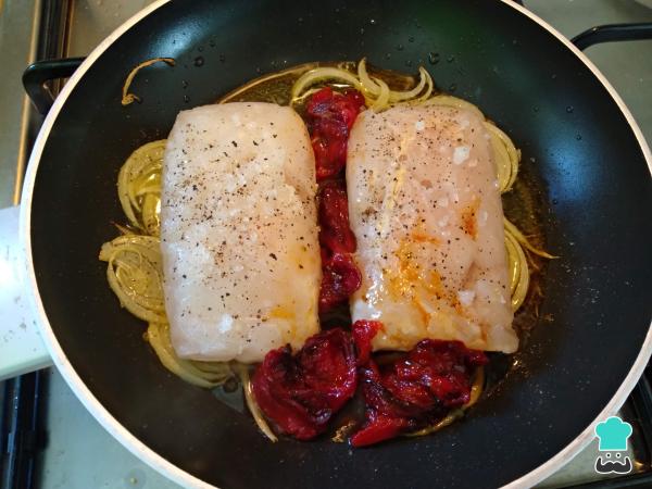 Recette de Poisson aux oignons et poivrons - Étape 2