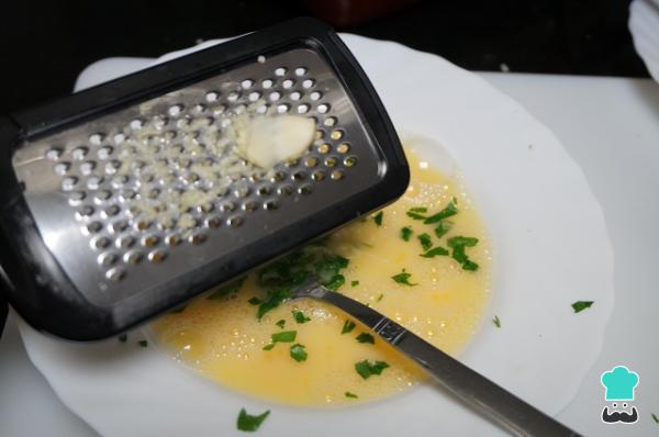 Recette de Morue panée à l'ail et au persil - Étape 2