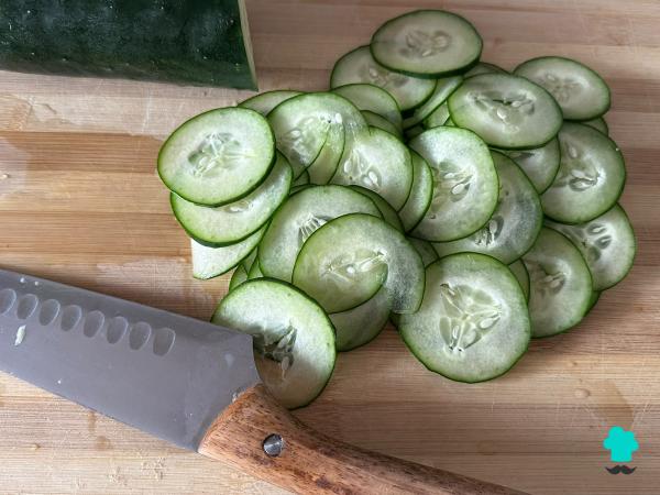 Recette de salade de concombre et yaourt : le plat rafraîchissant, crémeux et simple qui réussit en été pour accompagner n'importe quel plat - Étape 1
