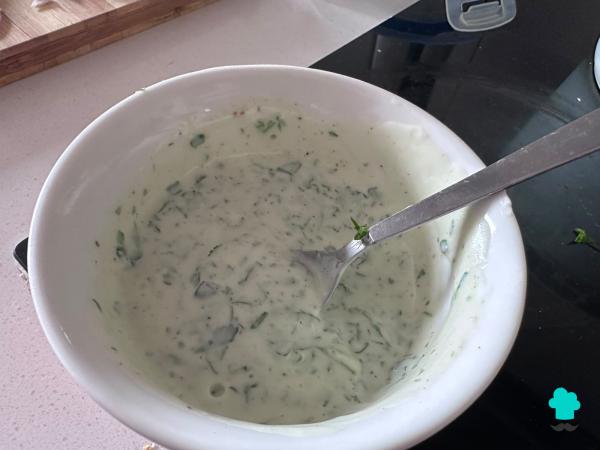 Recette de salade de concombre et yaourt : le plat rafraîchissant, crémeux et simple qui réussit en été pour accompagner n'importe quel plat - Étape 6