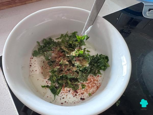 Recette de salade de concombre et yaourt : le plat rafraîchissant, crémeux et simple qui réussit en été pour accompagner n'importe quel plat - Étape 5