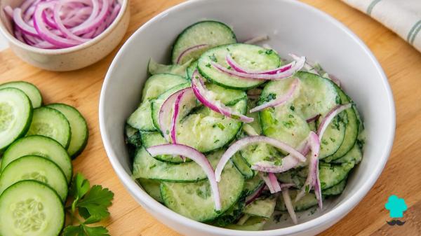 Recette de salade de concombre et yaourt : le plat rafraîchissant, crémeux et simple qui réussit en été pour accompagner n'importe quel plat - Étape 9