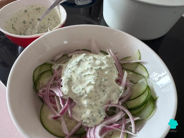 Recette de salade de concombre et yaourt : le plat rafraîchissant, crémeux et simple qui réussit en été pour accompagner n'importe quel plat - Étape 7