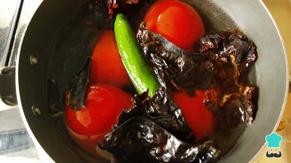 Recette de Chilaquiles rouges au poulet - Étape 1