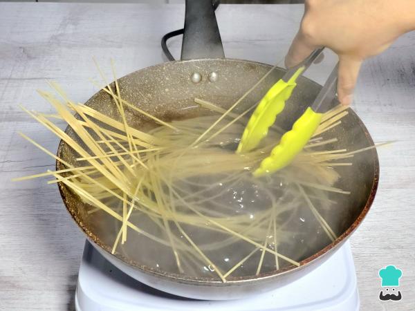 Recette de Nouilles au beurre et à l'ail - Étape 1