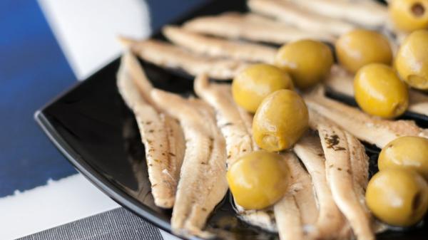 Ángel León, chef de la mer : « Pour des anchois marinés parfaits, l'essentiel est de bien saigner le poisson et d'utiliser le pire vinaigre du supermarché » - Un plat humble devenu une icône de la cuisine espagnole