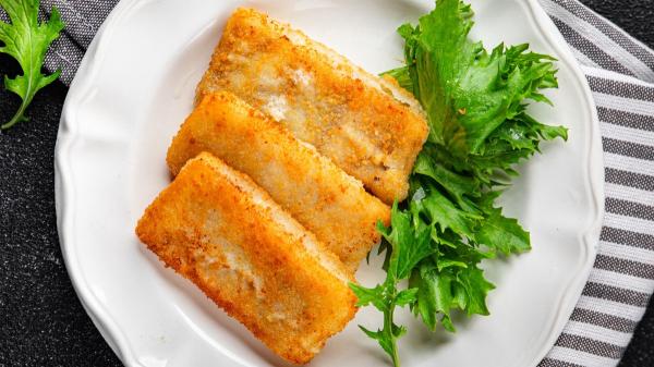 Ils ressemblent à de vieux livres frits, mais ils sont légers, sains et incitent les enfants à manger plus de poisson - Des livres santé très appétissants : croquants à l'extérieur et fondants à l'intérieur