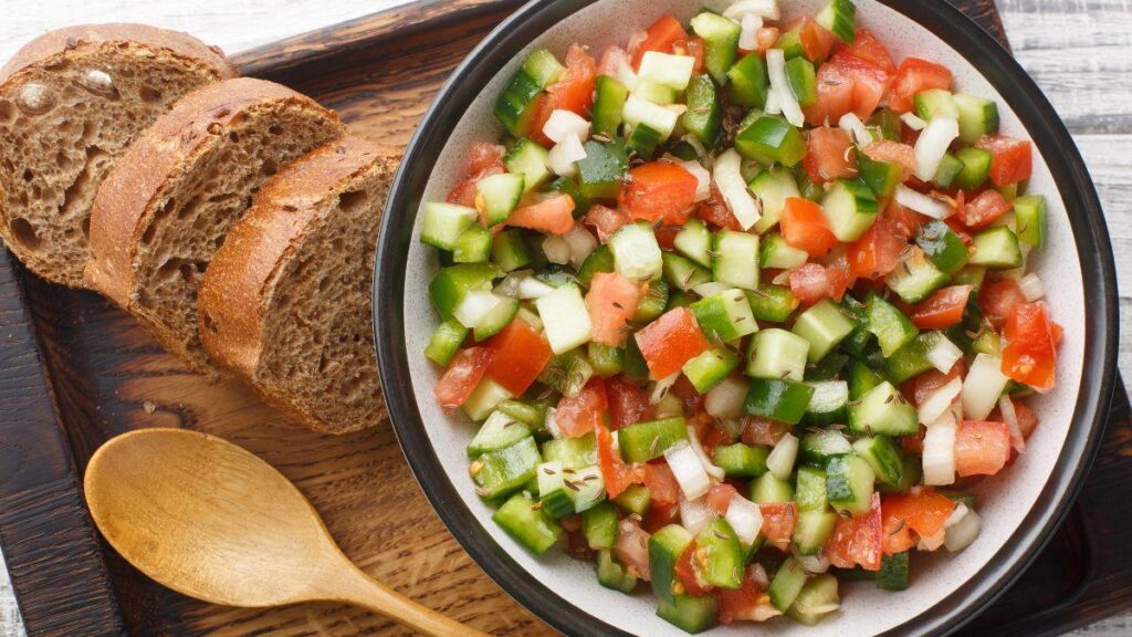 Les Andalous préparent la salade parfaite pour combattre la chaleur avec de la tomate, du poivron vert, de l'oignon, de l'œuf dur et de l'huile d'olive.