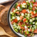 Les Andalous préparent la salade parfaite pour combattre la chaleur avec de la tomate, du poivron vert, de l'oignon, de l'œuf dur et de l'huile d'olive.