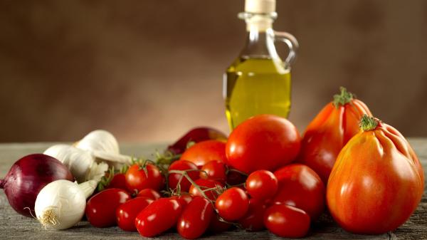 Les Andalous préparent la salade parfaite pour combattre la chaleur avec de la tomate, du poivron vert, de l'oignon, de l'œuf dur et de l'huile d'olive - Comment préparer une pipirrana andalouse étape par étape pour qu'elle soit juteuse et pleine de saveur