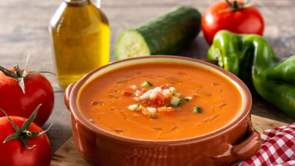 Les cuisiniers andalous s’accordent sur l’erreur qui ruine de nombreux gaspachos : « Il est incongru d’ajouter de l’eau et de l’épaissir ensuite avec du pain ».