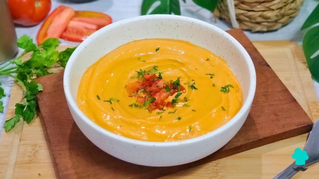 Recette Salmorejo à l'avocat et à l'œuf dur : plus crémeuse, satisfaisante et parfaite pour l'été