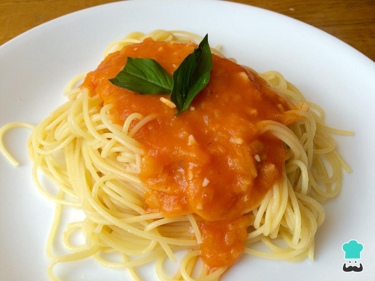 Recette de Spaghetti à la sauce napolitaine