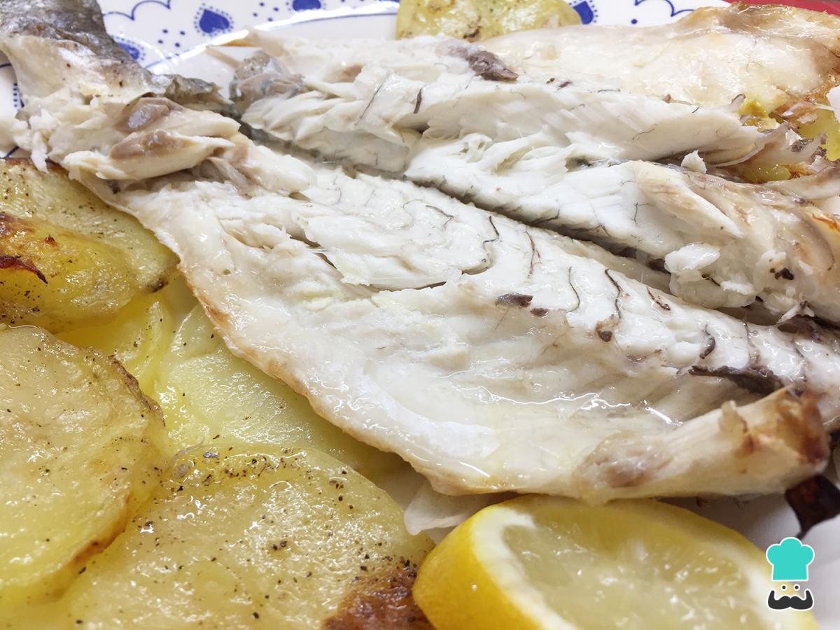 Recette de bar entier cuit au four avec pommes de terre