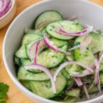 Recette de salade de concombre et yaourt : le plat rafraîchissant, crémeux et simple qui réussit en été pour accompagner n'importe quel plat