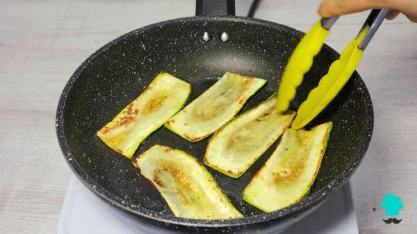 Recette de lasagnes aux courgettes et viande hachée : la version allégée du classique italien tout aussi juteux - Étape 10