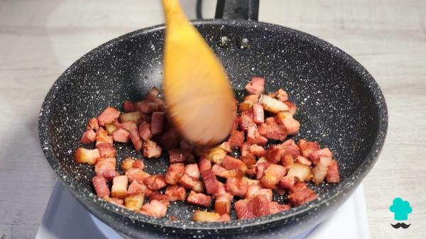Recette de pâtes Amatriciana : l'astuce pour obtenir une guanciale croustillante et une sauce spectaculaire - Étape 2
