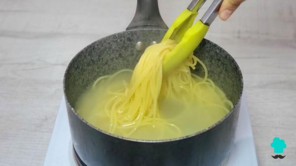 Recette de pâtes Amatriciana : l'astuce pour obtenir une guanciale croustillante et une sauce spectaculaire - Étape 6
