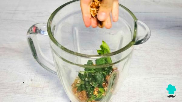 Recette de Spaghettis au pesto : l'astuce qu'on utilise en Italie pour les rendre crémeux - Étape 2