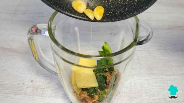 Recette de Spaghettis au pesto : l'astuce qu'on utilise en Italie pour les rendre crémeux - Étape 3