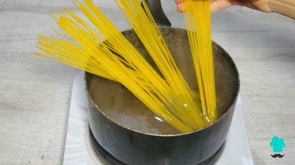 Recette de Spaghettis au pesto : l'astuce qu'on utilise en Italie pour les rendre crémeux - Étape 6