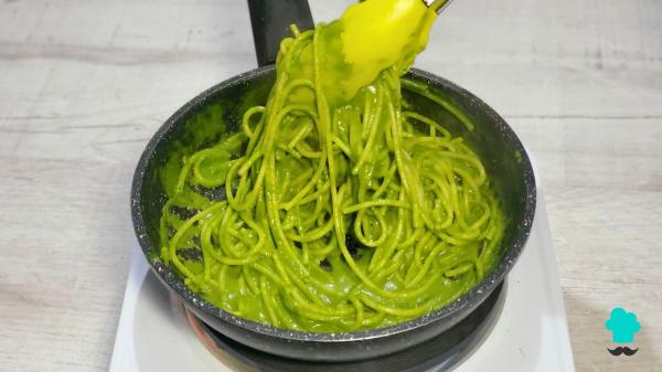 Recette Spaghetti au pesto : l'astuce qu'on utilise en Italie pour les rendre crémeux - Étape 7